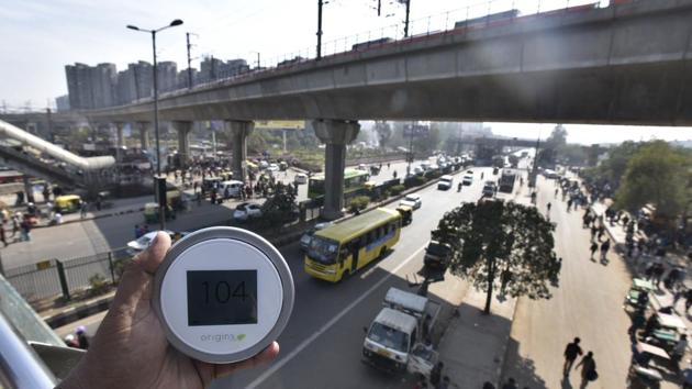 The air pollution level at the busy Anand Vihar road side on Tuesday. The DPCC monitor read 175 in Anand Vihar. The station is at a higher level so it catches pollutants from all three major sources — railway station, bus terminus and road side.(Raj K Raj/Hindustan Times)