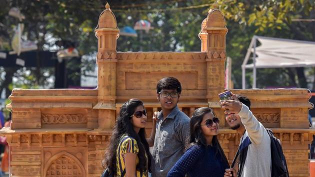 Now, here’s a picture-perfect moment at the festival. (Hindustan Times) 