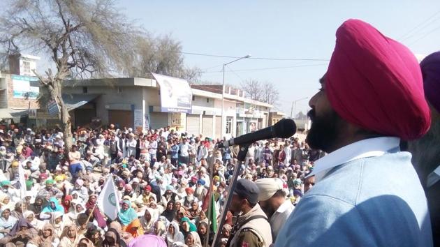 Congress leader Gurpreet Singh Kangad addressing protesters at Bhai Rupa village in Bathinda on Saturday.(HT Photo)