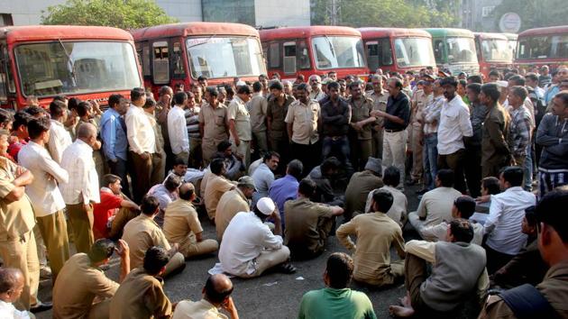 Officials talk to the MSRTC staff who were agitating against the death of driver, at the Mumbai Central depot, on Saturday.(Bhushan Koyande/HT)