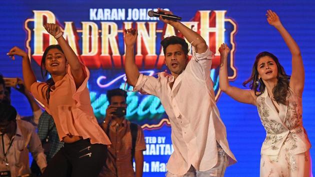 Actors Alia Bhatt and Varun Dhawan at the closing ceremony of the festival on Sunday. (Pratik Chorge/HT PHOTO) 