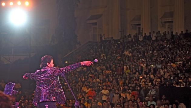 Singer Javed Ali during his concert at the festival on Sunday. (Pratik Chorge/HT PHOTO) 