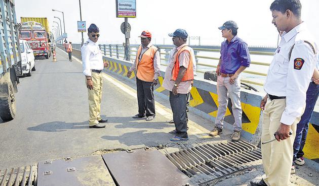PWD officials fix a panel on the new Vashi creek bridge, for which the work commenced on February 3.(HT file photo)