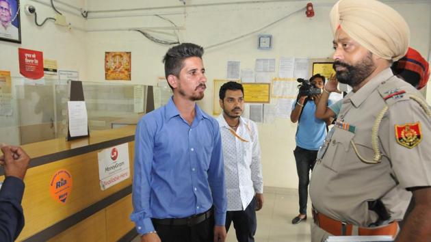 The accused, Varinder Pal Singh, had robbed the cash and gold on August 29 last year.(HT File Photo)