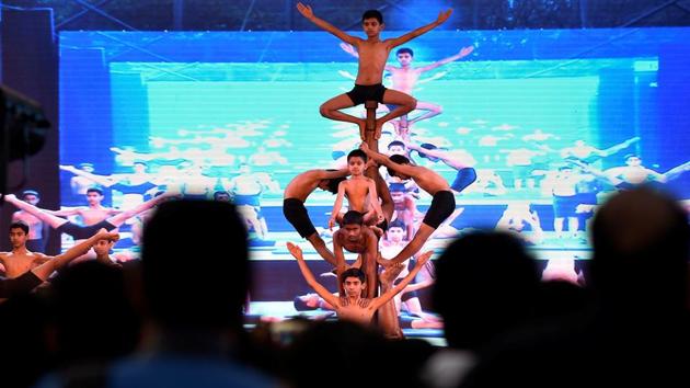 Students of SVPT's Saraswati Vidyalaya perform Malkhamb. (Anshuman Poyrekar/HT PHOTO) 