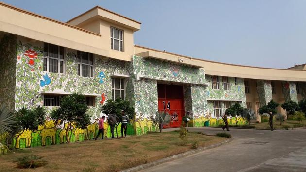 Madhubani paintings on the walls of one of the six sub-jails at Mandoli prison. (Shiv Sunny/HT Photo) Madhubani paintings on the walls of one of the six sub-jails at Mandoli prison. (Shiv Sunny/HT Photo)