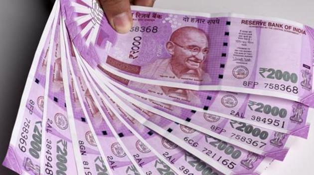 The paramilitary force and intelligence agencies are having sleepless nights over consignments of counterfeit Rs 2,000 notes being seized from the border in past one month.(Sonu Mehta/HT PHOTO) The paramilitary force and intelligence agencies are having sleepless nights over consignments of counterfeit Rs 2,000 notes being seized from the border in past one month.(Sonu Mehta/HT PHOTO)