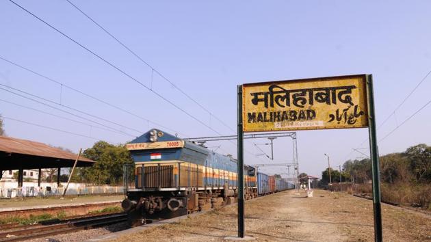 A train halt in Malihabad will be a big help for mango growers.(Deepak Gupta/ HT Photo)