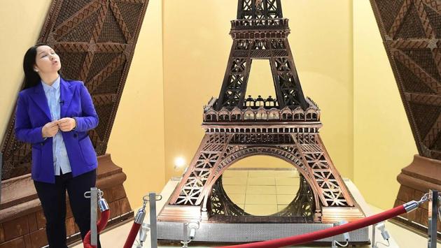 Chocolate creation, in the shape of the Eiffel Tower, displayed on the opening day of the Brussels Chocolate Fair in the Belgian capital, Brussels. (EMMANUEL DUNAND / AFP)