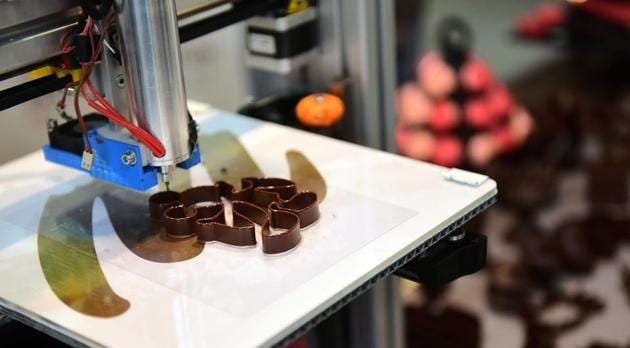 A 3D printer shapes a choclates creation on February 10, 2017 on the opening day of the Brussels Chocolate Fair in the Belgian capital, Brussels. The event runs until February 13, 2017. (EMMANUEL DUNAND / AFP)