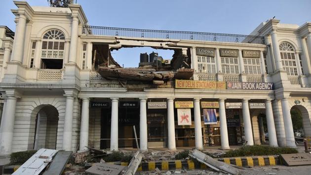 An empty section of a building in C Block in Connaught place, New Delhi, collapsed on February 2, 2017.(Ravi Choudhary/HT Photo)