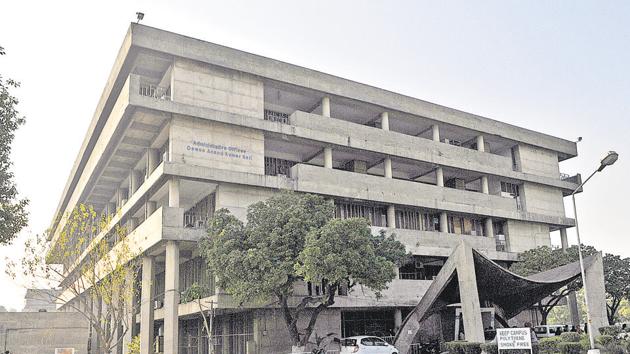 As per the directions, the entry to the Panjab University (PU) Campus shall be regulated through gate no. 2 (opposite Sector-15) and gate no. 1 and 3 will remain closed from 9.30 am to 3 pm on Valentine Day.(HT Photo)