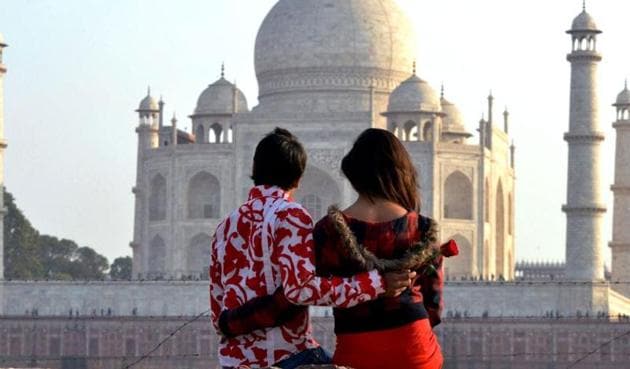 Boliday bookings by couples celebrating Valentine’s Day seem to have added another long weekend to the calender.(PTI) Boliday bookings by couples celebrating Valentine’s Day seem to have added another long weekend to the calender.(PTI)