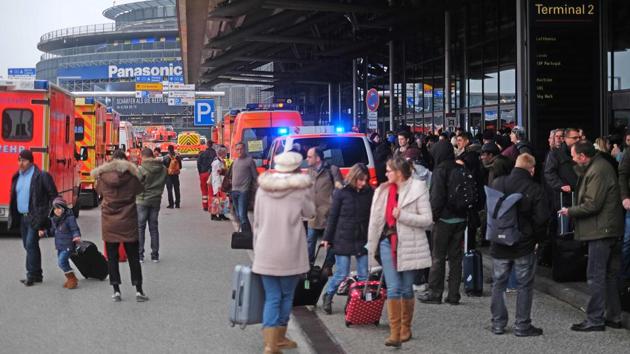 Firefighters with multiple vehicles stand in front of Hamburg airport as passengers leave the terminal on Sunday in Hamburg, northern Germany, as emergency services evacuated the airport. (AFP Photo) Firefighters with multiple vehicles stand in front of Hamburg airport as passengers leave the terminal on Sunday in Hamburg, northern Germany, as emergency services evacuated the airport. (AFP Photo)