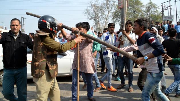 Sahibabad residents and members of Hindu Raksha Dal staged a protest and blocked the Delhi-Wazirabad Road for nearly half hour on Monday.(HT Photo) Sahibabad residents and members of Hindu Raksha Dal staged a protest and blocked the Delhi-Wazirabad Road for nearly half hour on Monday.(HT Photo)