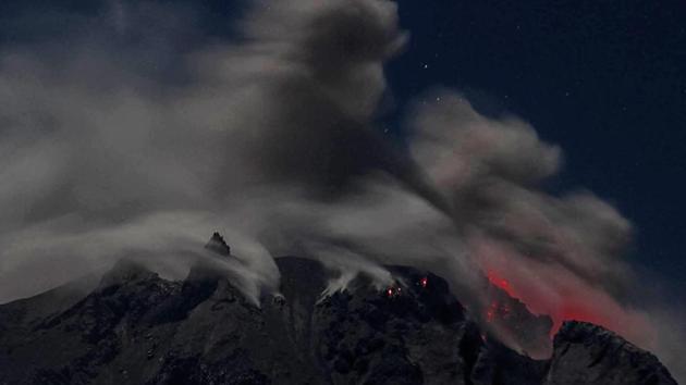 Huge columns of smoke hung over Mount Sinabung and the surrounding area, including an elementary school where children played in the shadow of the towering volcanic cloud. (STR/ AFP Photo) Huge columns of smoke hung over Mount Sinabung and the surrounding area, including an elementary school where children played in the shadow of the towering volcanic cloud. (STR/ AFP Photo)
