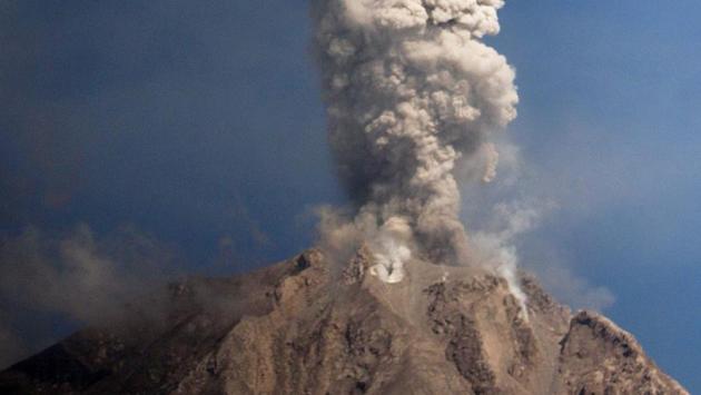 Activity levels have increased in the past week, with Sinabung shooting hot ash clouds into the sky dozens of times, according to the local volcano monitoring agency. (ATAR / AFP) Activity levels have increased in the past week, with Sinabung shooting hot ash clouds into the sky dozens of times, according to the local volcano monitoring agency. (ATAR / AFP)