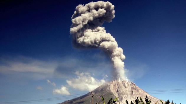 The Mount Sinabung volcano spews smoke and ash as seen from Karo district in North Sumatra province on February 11, 2017. (AFP PHOTO / ATAR) The Mount Sinabung volcano spews smoke and ash as seen from Karo district in North Sumatra province on February 11, 2017. (AFP PHOTO / ATAR)