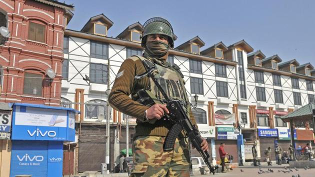 A paramilitary soldier stands guard during a shutdown in Srinagar on Monday.(Waseem Andrabi /HT photo)