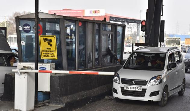 The panel will work out a formula on the sharing of financial burden after the proposed buyout of Kherki Daula toll. (SANJEEV VERMA/HT PHOTO) The panel will work out a formula on the sharing of financial burden after the proposed buyout of Kherki Daula toll. (SANJEEV VERMA/HT PHOTO)