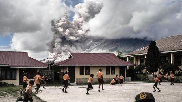 Elementary school children play outside of their classrooms as Mount Sinabung volcano spews thick volcanic ash as seen from Karo, North Sumatra province, on February 10, 2017. (AFP Photo) Elementary school children play outside of their classrooms as Mount Sinabung volcano spews thick volcanic ash as seen from Karo, North Sumatra province, on February 10, 2017. (AFP Photo)