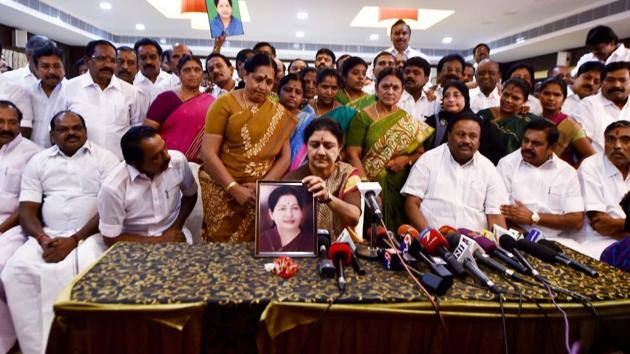 AIADMK general secretary VK Sasikala along with party MLAs at a press conference at the resort in Koovathur on Sunday.(PTI)