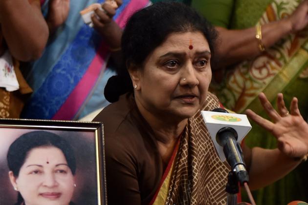 AIADMK general secretary VK Sasikala addresses the press on Sunday along with party MLAs at the resort in Koovathur at East Coast Road where the legislators have been camping.(PTI)