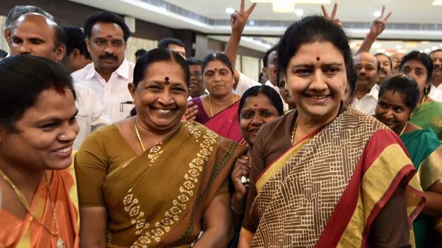 AIADMK general secretary VK Sasikala interacts with MLAs after a press conference at a resort in Kuvathur at East Coast Road where the party lawmakers are camping, on the outskirts of Chennai on Sunday.(PTI)