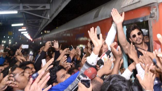 The complainant said a stampede-like situation was created on the platform at the Kota railway station after Shah Rukh Khan’s arrival.(HT Photo) The complainant said a stampede-like situation was created on the platform at the Kota railway station after Shah Rukh Khan’s arrival.(HT Photo)