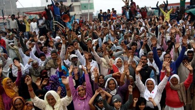 The report held that there was a gathering of about 20,000 at Jassia (Rohtak), of about 12,000 at Joli (Sonepat), about 5,000 at Rasalwala (Jhajjar), about 4,000 at Ikkas (Jind), about 2,000 in Dadri and less than 1,000 each at dharna sites in Kaithal, Hisar, Bhiwani and Panipat. (HT File Photo) The report held that there was a gathering of about 20,000 at Jassia (Rohtak), of about 12,000 at Joli (Sonepat), about 5,000 at Rasalwala (Jhajjar), about 4,000 at Ikkas (Jind), about 2,000 in Dadri and less than 1,000 each at dharna sites in Kaithal, Hisar, Bhiwani and Panipat. (HT File Photo)