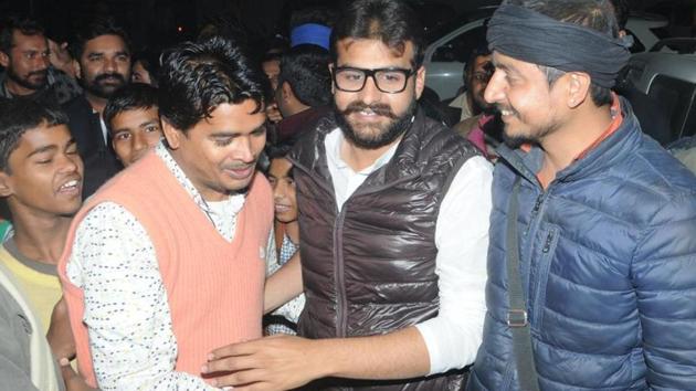 Abbas Ansari (C) son of gangster-turned-politician Mukhtar Ansari, meets with voters while campaigning in Mau on February 6, 2017.(HT Photo)