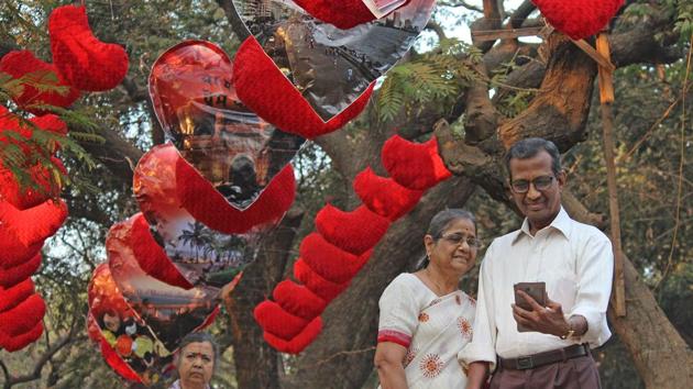A hanging heart installation put up at Shivaji Park in Dadar on Monday attracts passers-by.(Satyabrata Tripathu/HT)