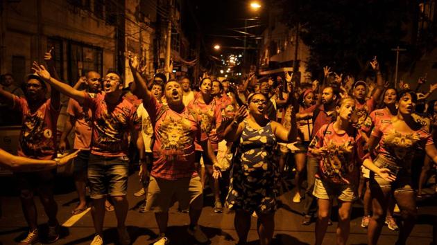 Revellers of Estacio de Sa samba school rehearse on a street in Rio de Janeiro, Brazil, on February 13, 2017.(AFP Photo)