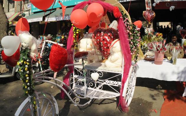 A florist with a decorated rickshaw on the Valintine’s Day eve in Sector 35, Chandigarh, on Monday. (Anil Dayal/HT Photo)