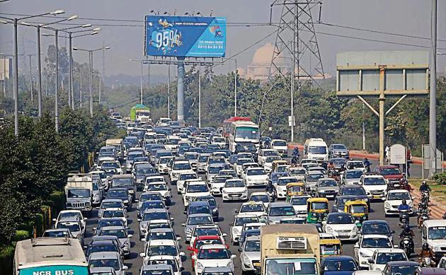 A goods carrier broke down on the Kalindi Kunj bridge causing severe traffic congestion from Delhi to Noida till the evening on Tuesday. (Salman Ali / Hindustan Times) A goods carrier broke down on the Kalindi Kunj bridge causing severe traffic congestion from Delhi to Noida till the evening on Tuesday. (Salman Ali / Hindustan Times)