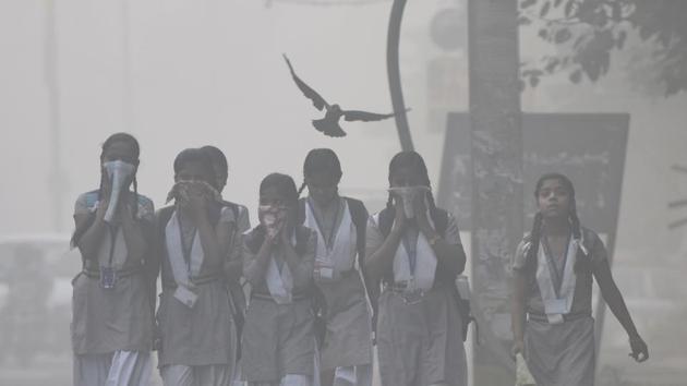 Students cover faces amid heavy smog in New Delhi.(Sushil Kumar/HT Photo)