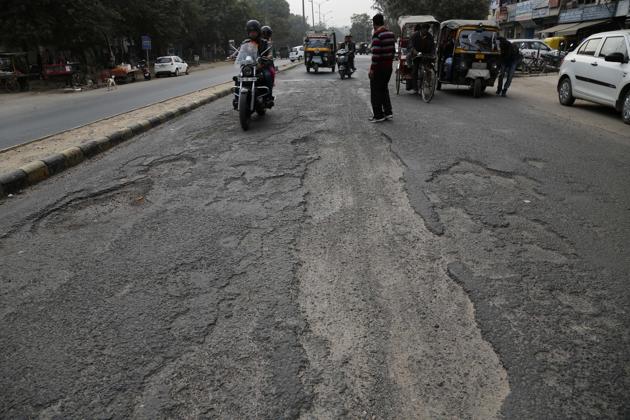 Projects, including road maintenance, are pending because of paucity of funds with the Huda. (HT File) Projects, including road maintenance, are pending because of paucity of funds with the Huda. (HT File)