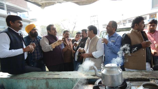 Traders discuss problems plaguing Lucknow East constituency at a tea stall in Bhootnath market on Tuesday.(Ashok Dutta/ HT Photo) Traders discuss problems plaguing Lucknow East constituency at a tea stall in Bhootnath market on Tuesday.(Ashok Dutta/ HT Photo)