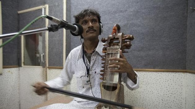 Asin Khan Langa, played sarangi at festivals across India, Europe, Russia, China and the US and still squeezes in two to four hours of practice almost every day (Jodhpur RIFF) Asin Khan Langa, played sarangi at festivals across India, Europe, Russia, China and the US and still squeezes in two to four hours of practice almost every day (Jodhpur RIFF)