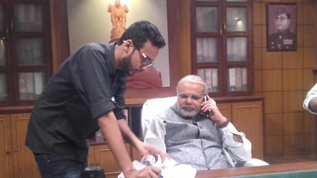 Director Tushar Amrish Goel with Vikas Mahante, Modi’s lookalike, in a still from the film Modi Ka Gaon.(Tushar Amrish Goel Facebook)