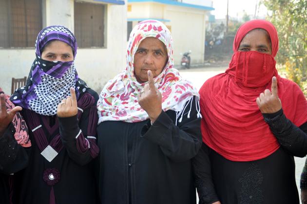 Muslim women showtheir inked fingers outside a Dehradun polling booth on Wednesday.(Vinay Santosh Kumar/HT) Muslim women showtheir inked fingers outside a Dehradun polling booth on Wednesday.(Vinay Santosh Kumar/HT)