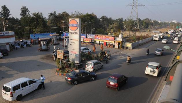 The Indian Oil comes in the way of underpass construction at Iffco Chowk. (Parveen Kumar/HT Photo)