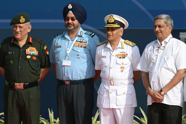 (Right to left) Defence minister Manohar Parrikar, Indian Navy chief Sunil Lanba, Indian Air Force chief Birender Singh Dhanoa, and Indian Army chief Bipin Rawat at the Aero India biennial air show and aviation exhibition in Bengaluru on Tuesday.(AFP Photo)