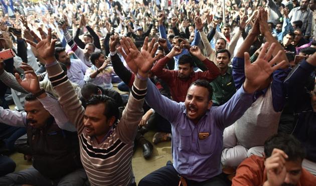Drivers of Ola and Uber shouting slogans against the app-based aggregators at Jantar Mantar on Wednesday.(Vipin Kumar/HT Photo)