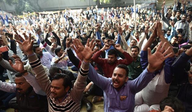 Drivers of Ola and Uber shouting slogans against the company as they are sitting on dharna at Jantar Mantar in New Delhi, India, on Wednesday, February 15, 2017.(HT PHOTO)