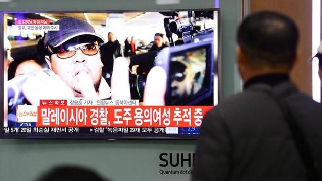 People watch a TV screen broadcasting a news report on the assassination of Kim Jong Nam, the older half brother of the North Korean leader Kim Jong Un, at a railway station in Seoul, South Korea.(Reuters Photo)