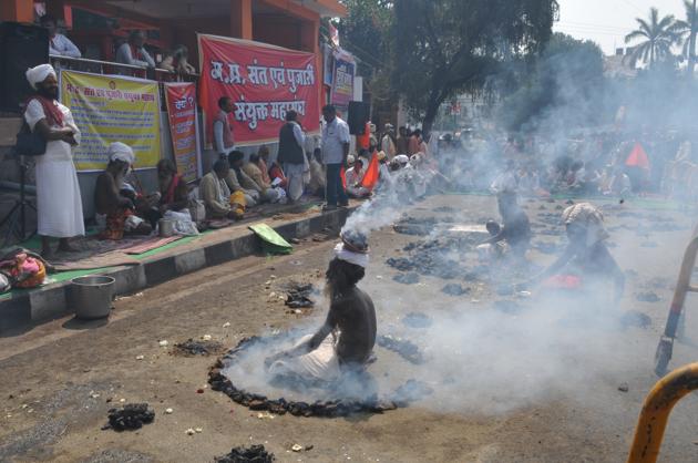 Sadhus holding protest against BJP government in Bhopal on Wednesday. (Mujeeb Faruqui/HT photo) Sadhus holding protest against BJP government in Bhopal on Wednesday. (Mujeeb Faruqui/HT photo)