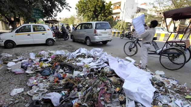 Garbage may spill over on to streets again if the authority does not address the demands of the workers.(Sunil Ghosh /HT Photo) Garbage may spill over on to streets again if the authority does not address the demands of the workers.(Sunil Ghosh /HT Photo)