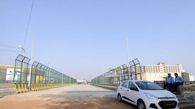 The Noida authority will open two lanes of a widened bridge across the Shahdara drain on Master Plan-2 Road near Film City next month. Officials said it will help ease traffic congestion on the stretch. (Sunil Ghosh/HT Photo) The Noida authority will open two lanes of a widened bridge across the Shahdara drain on Master Plan-2 Road near Film City next month. Officials said it will help ease traffic congestion on the stretch. (Sunil Ghosh/HT Photo)