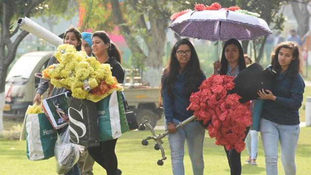 Youngsters making preparations for the Rose Festival.  (Sanjeev Sharma/HT Photo) 